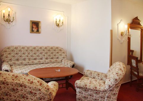 Main apartment suite 02