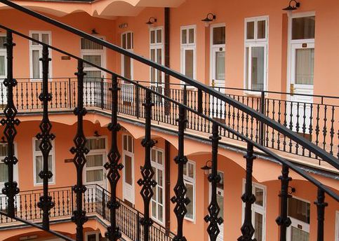 Main ariston patio exterior 800px